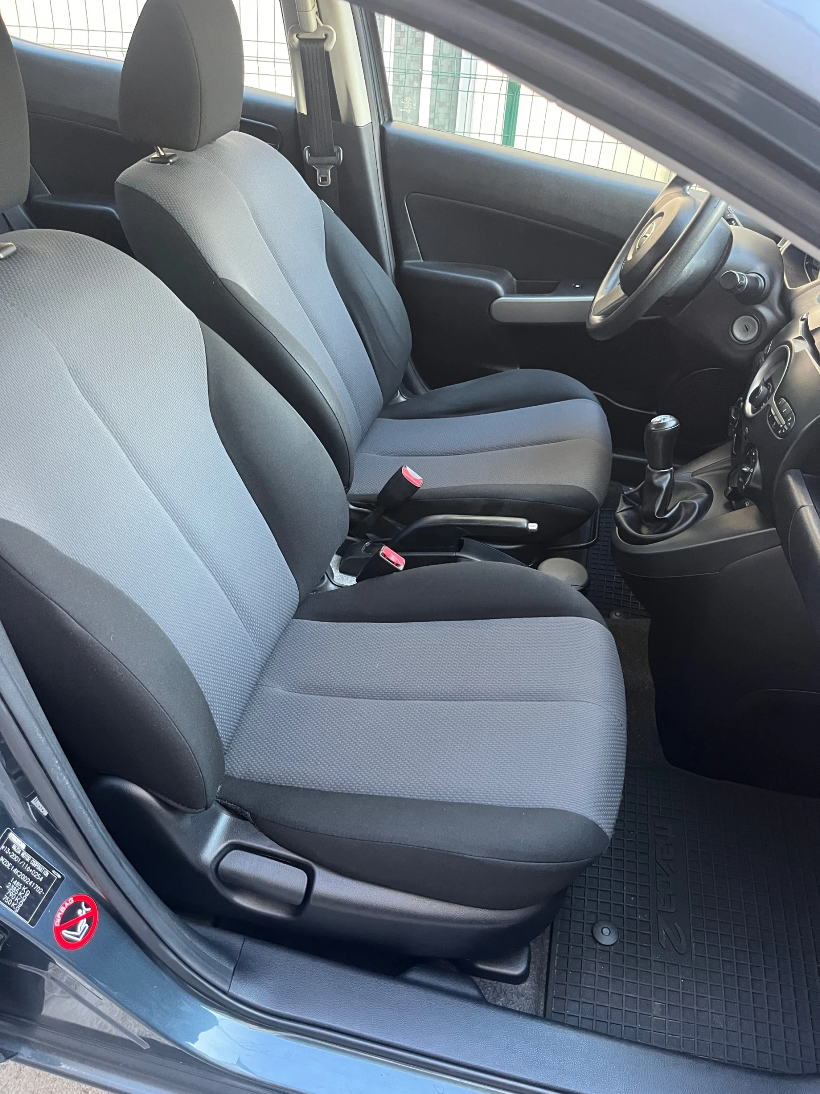 Mazda 2 1.3i* Перфектен* , снимка 9 - Автомобили и джипове - 54789209