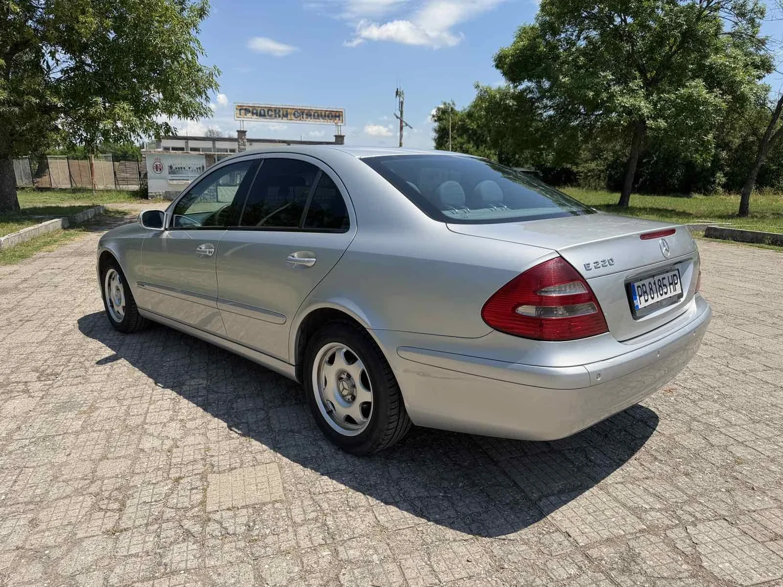 Mercedes-Benz E 220, снимка 6 - Автомобили и джипове - 54808821