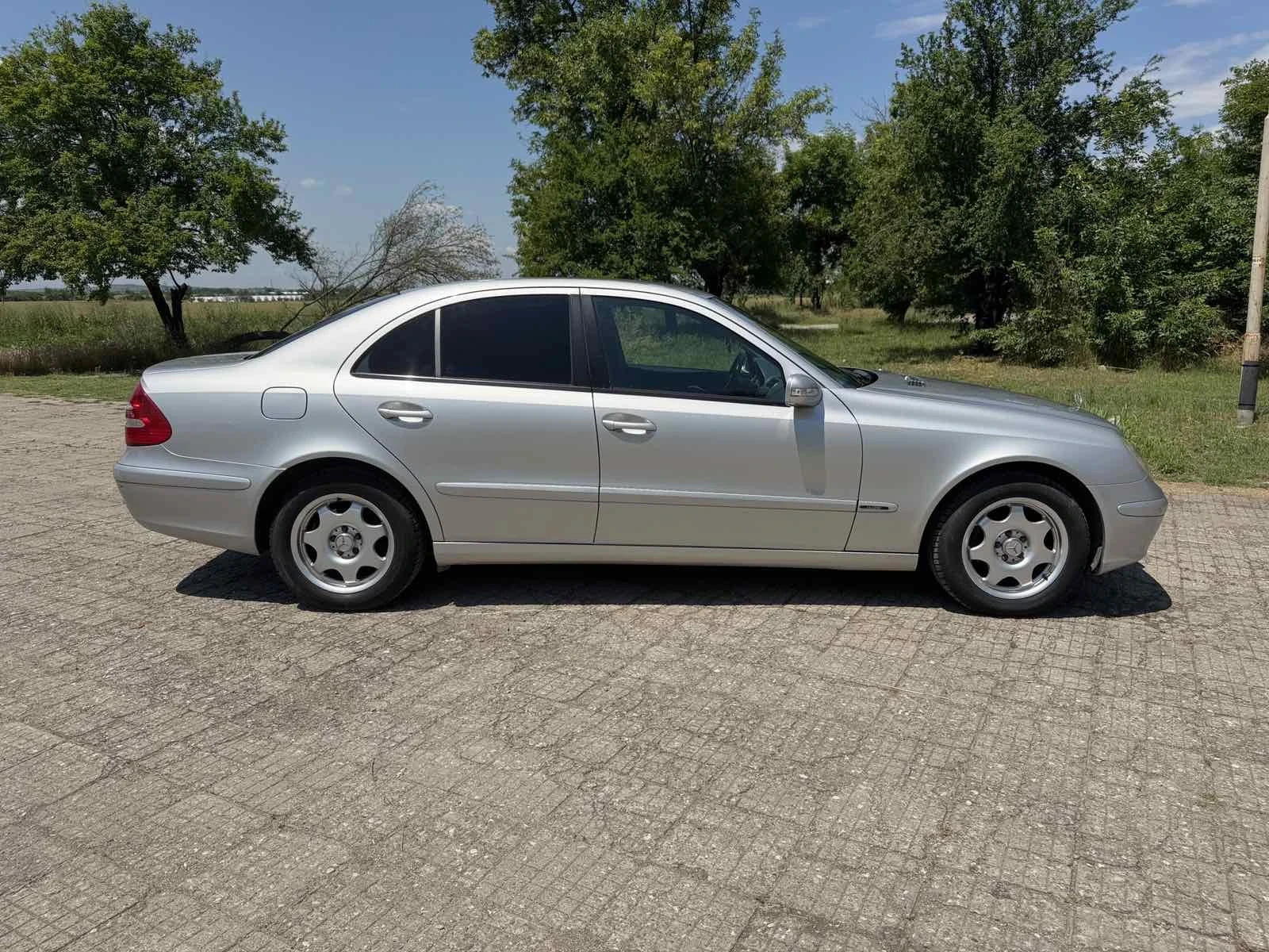 Mercedes-Benz E 220, снимка 3 - Автомобили и джипове - 54808821