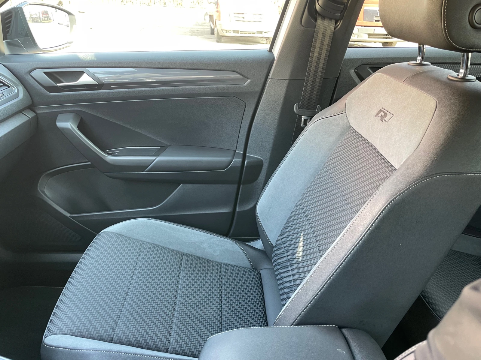 VW T-Roc 2.0 TFSI R line FULL LED - изображение 8