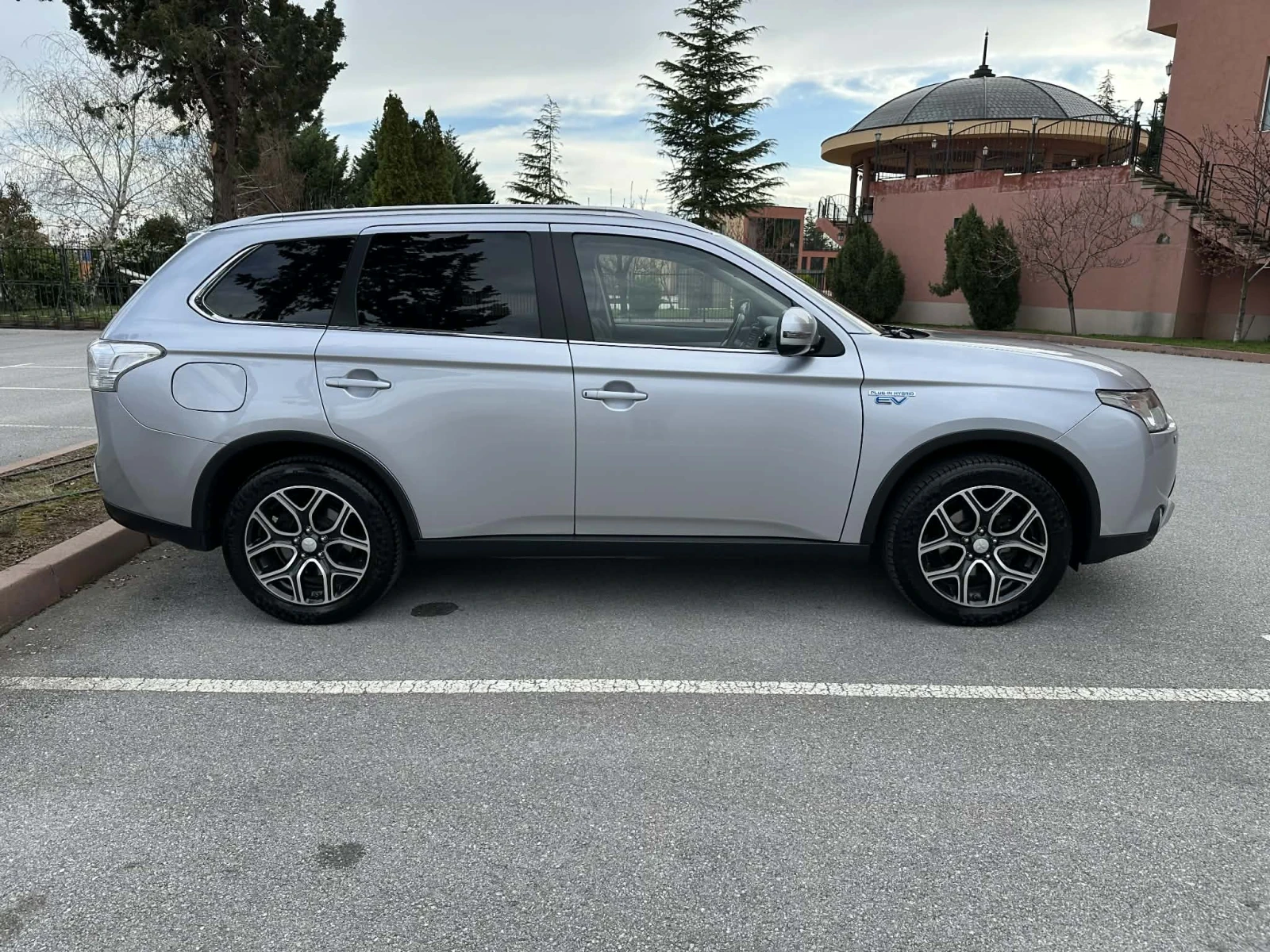 Mitsubishi Outlander, снимка 4 - Автомобили и джипове - 54083691