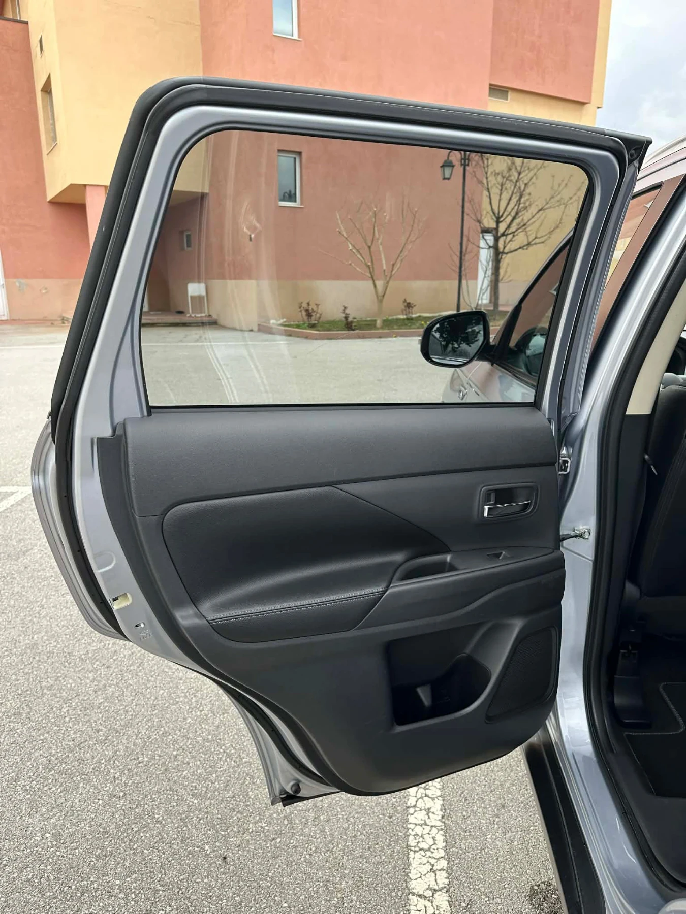 Mitsubishi Outlander, снимка 8 - Автомобили и джипове - 54083691