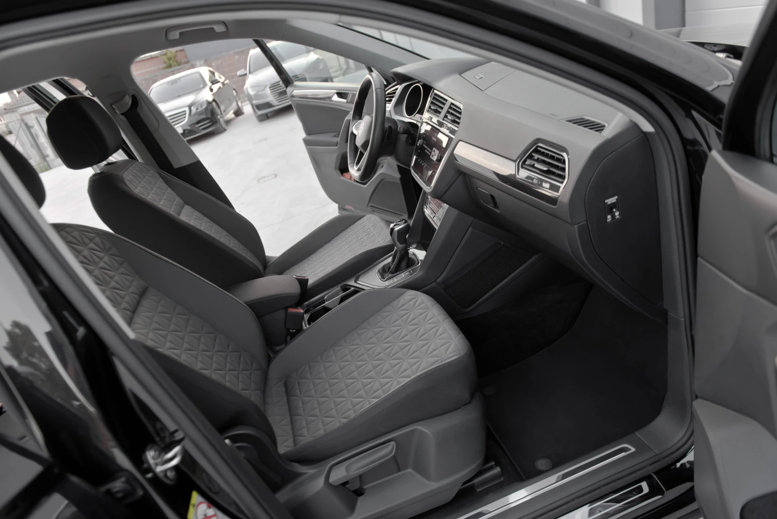VW Tiguan 1.5T Facelift, снимка 11 - Автомобили и джипове - 55943681