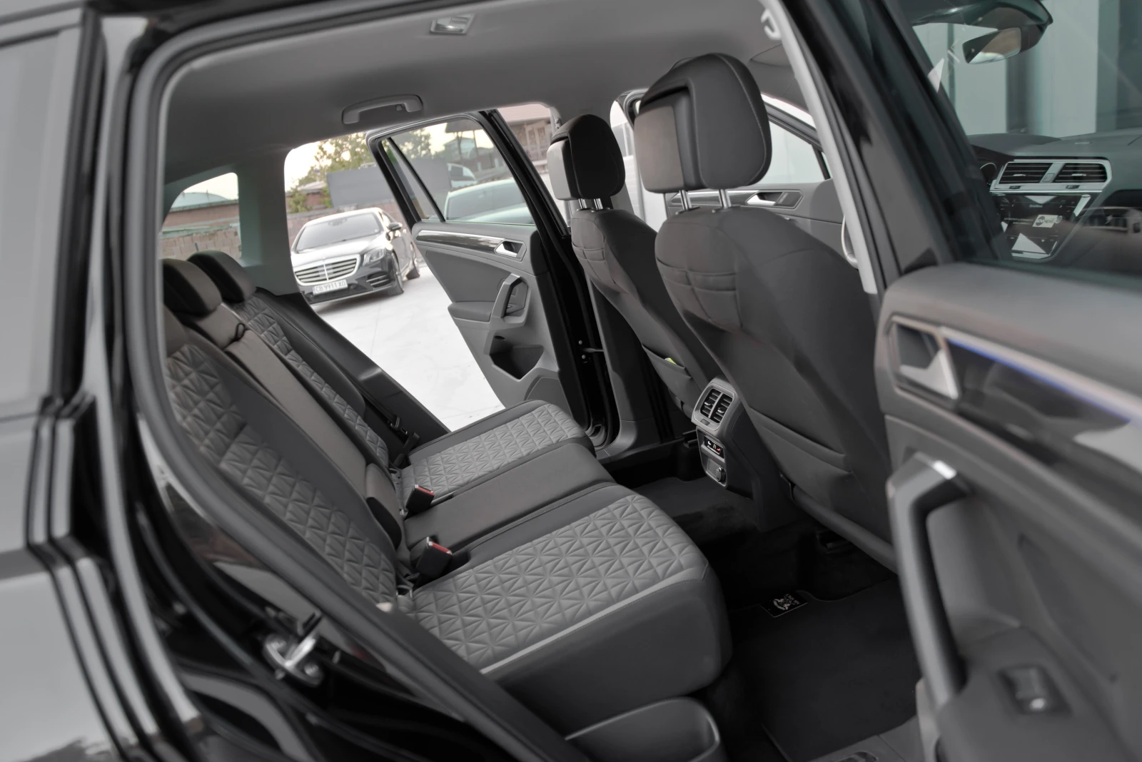 VW Tiguan 1.5T Facelift, снимка 13 - Автомобили и джипове - 55943681