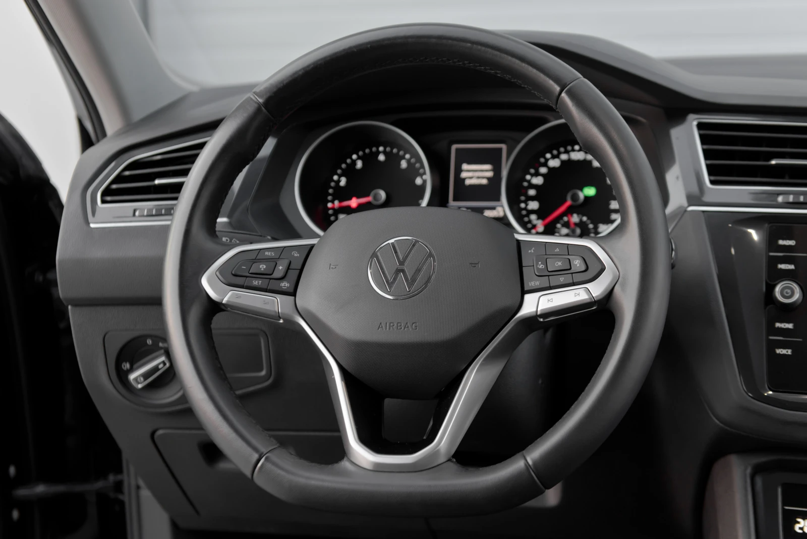 VW Tiguan 1.5T Facelift, снимка 14 - Автомобили и джипове - 55943681