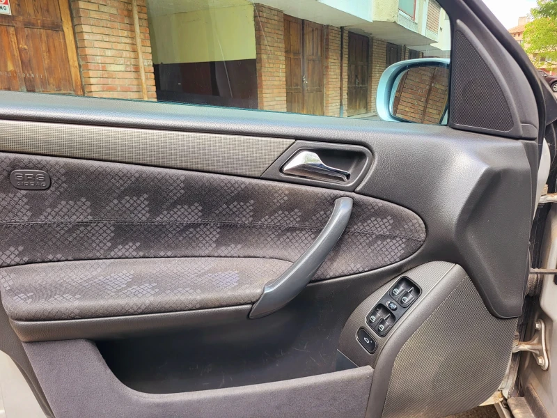 Mercedes-Benz C 220 CDI Avantgarde, снимка 12 - Автомобили и джипове - 51957132