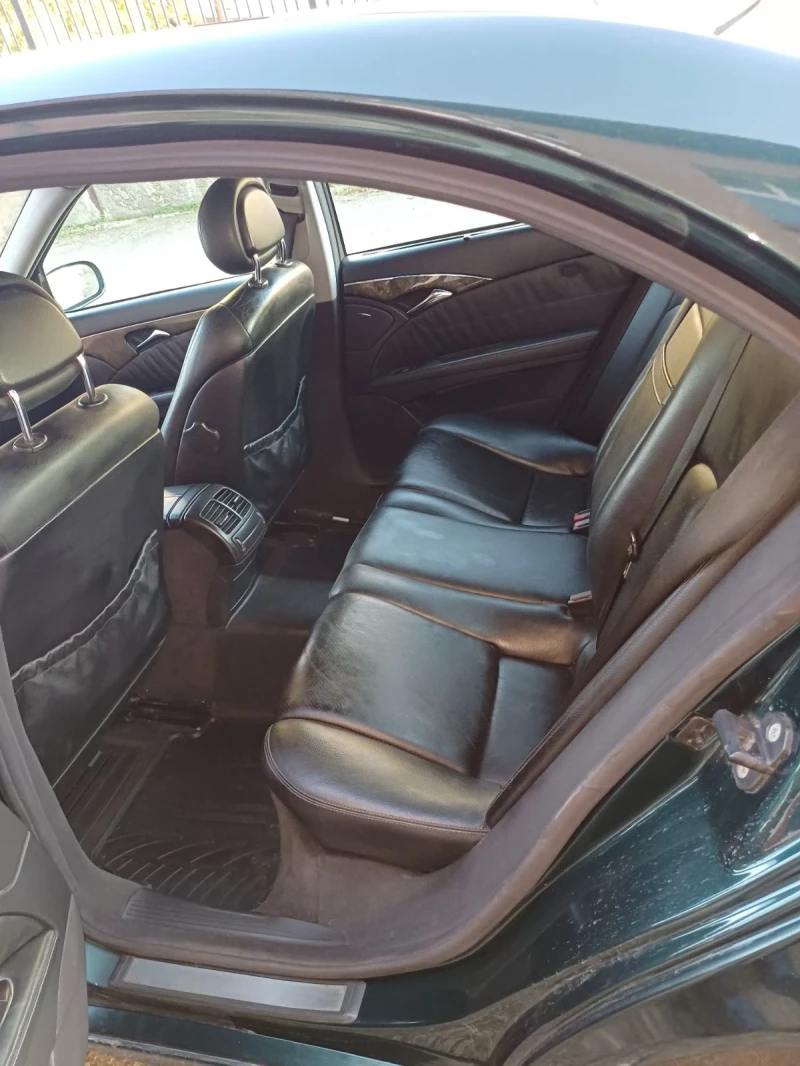 Mercedes-Benz E 220, снимка 8 - Автомобили и джипове - 52736275