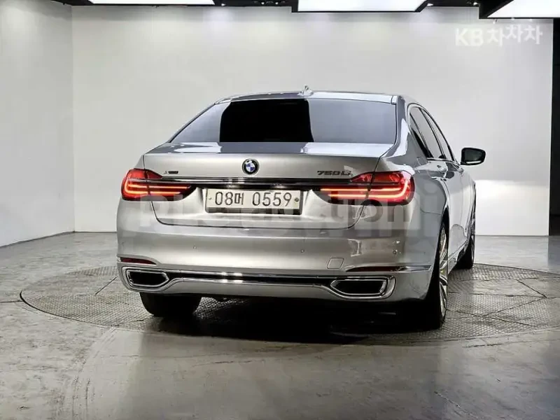 BMW 750 XDRIVE | BOWER&WILKINS | DVD, снимка 3 - Автомобили и джипове - 55930058