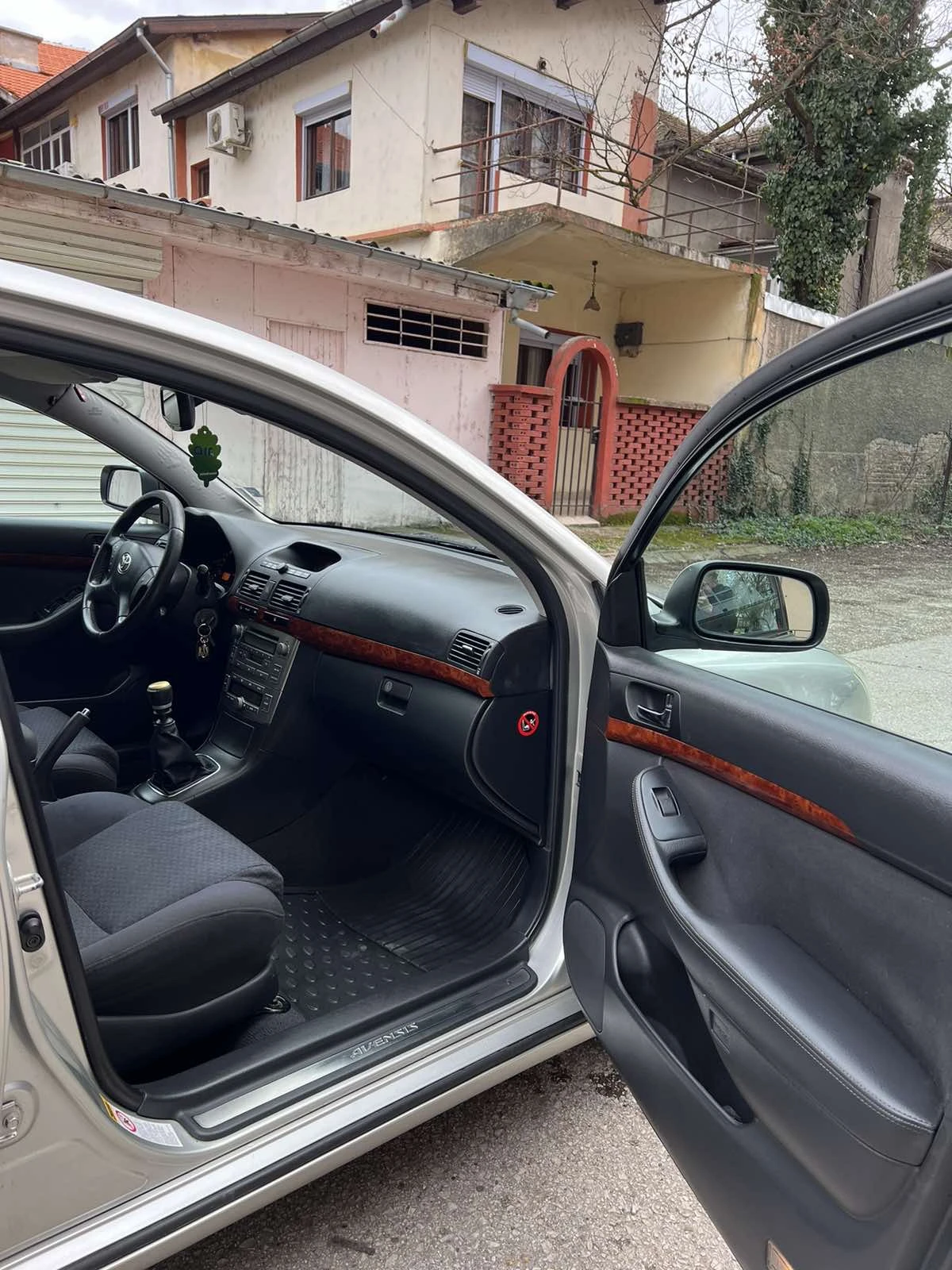 Toyota Avensis 2.0, снимка 4 - Автомобили и джипове - 54061815