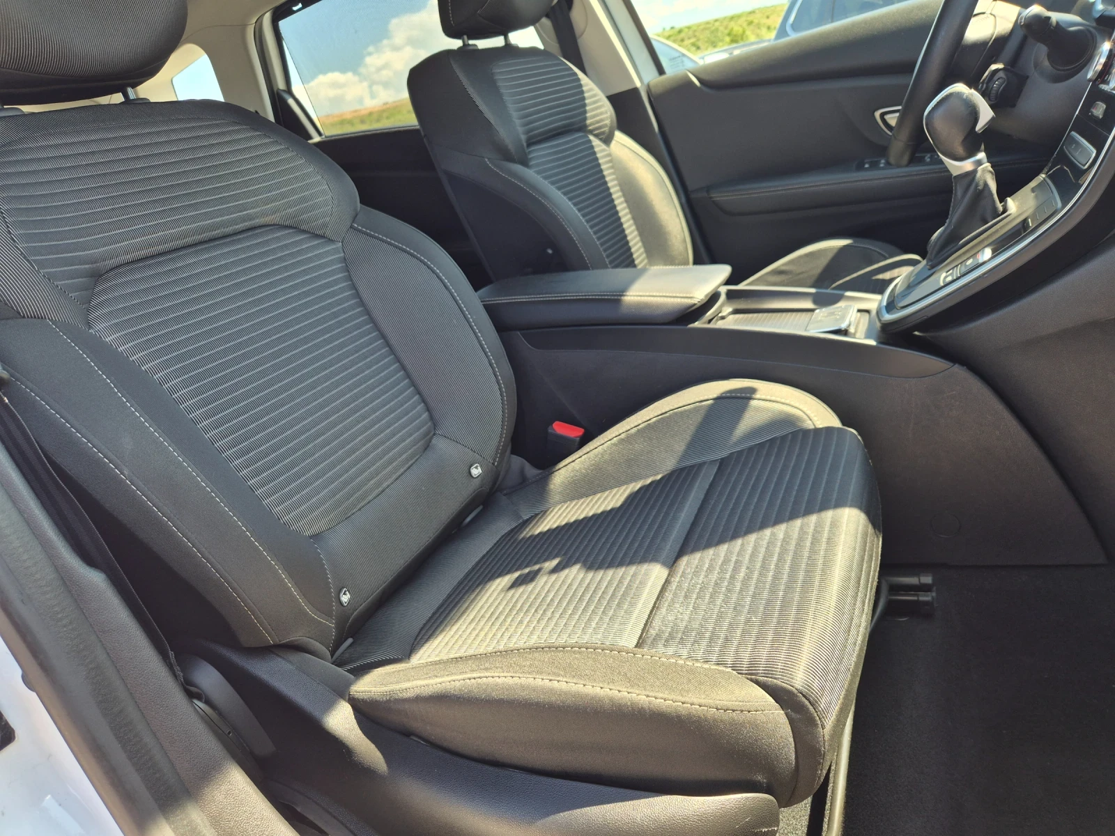 Renault Scenic 1.5 dci, снимка 11 - Автомобили и джипове - 54706437