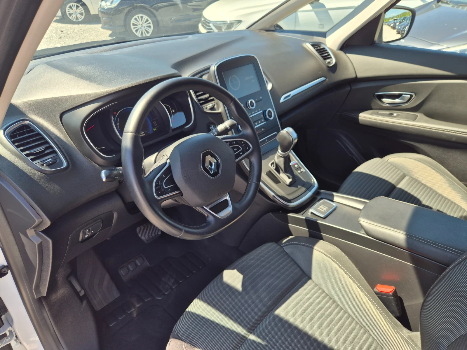 Renault Scenic 1.5 dci, снимка 10 - Автомобили и джипове - 54706437