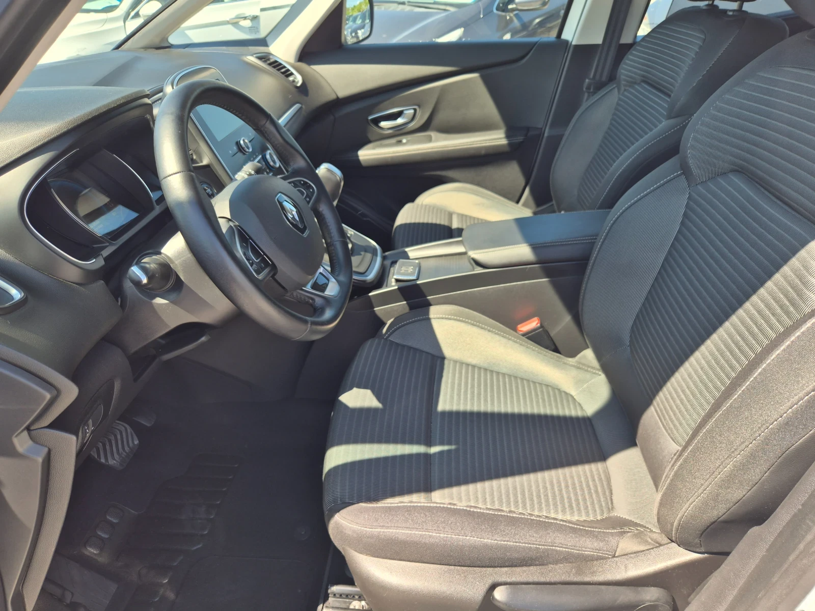 Renault Scenic 1.5 dci, снимка 9 - Автомобили и джипове - 54706437