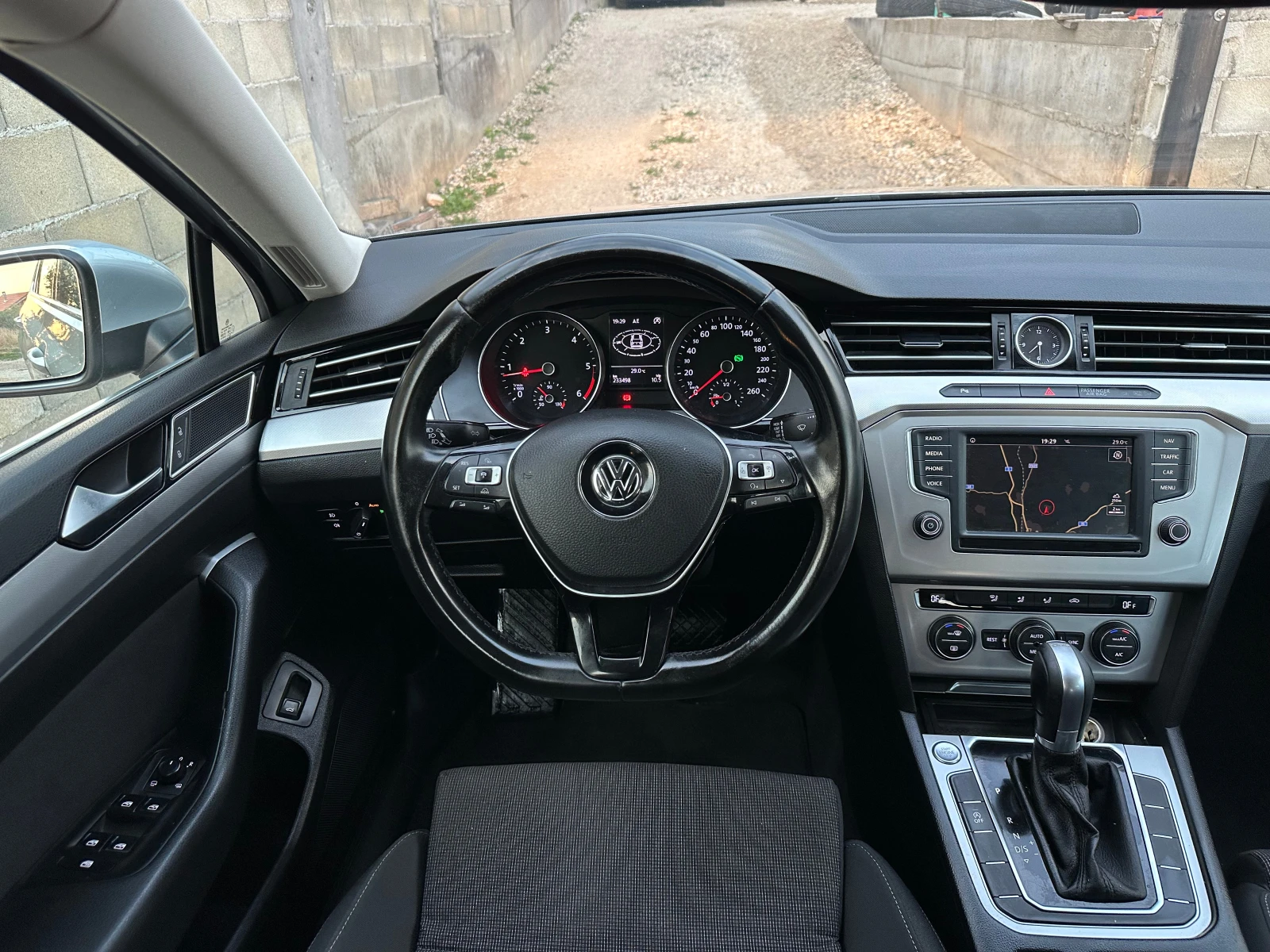 VW Passat 2.0TDI 6-Скорости DSG Пълна Сервизна История, снимка 11 - Автомобили и джипове - 55317510