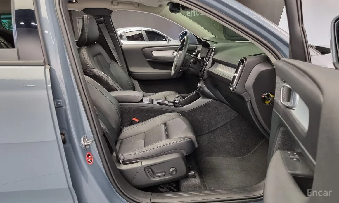 Volvo XC40 B4* MOMENTUM* ПАНО* KEYLESS* ПОДГРЕВ* КАМЕРИ* 360*, снимка 8 - Автомобили и джипове - 54194906