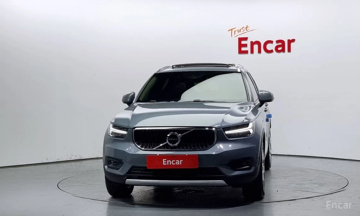 Volvo XC40 B4* MOMENTUM* ПАНО* KEYLESS* ПОДГРЕВ* КАМЕРИ* 360*, снимка 2 - Автомобили и джипове - 54194906