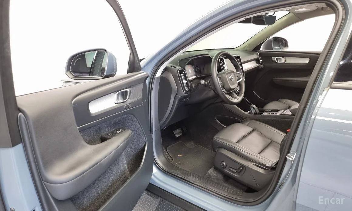 Volvo XC40 B4* MOMENTUM* ПАНО* KEYLESS* ПОДГРЕВ* КАМЕРИ* 360*, снимка 7 - Автомобили и джипове - 54194906