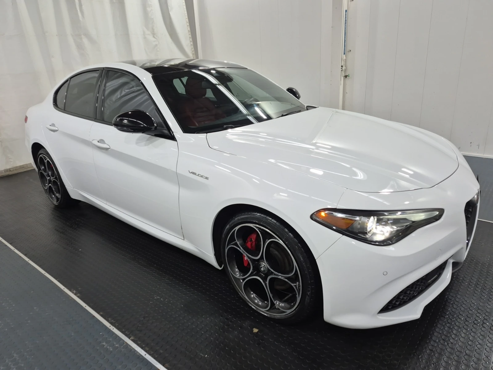 Alfa Romeo Giulia VELOCE AWD 280кс * Възможност за Лизинг* , снимка 2 - Автомобили и джипове - 53775601