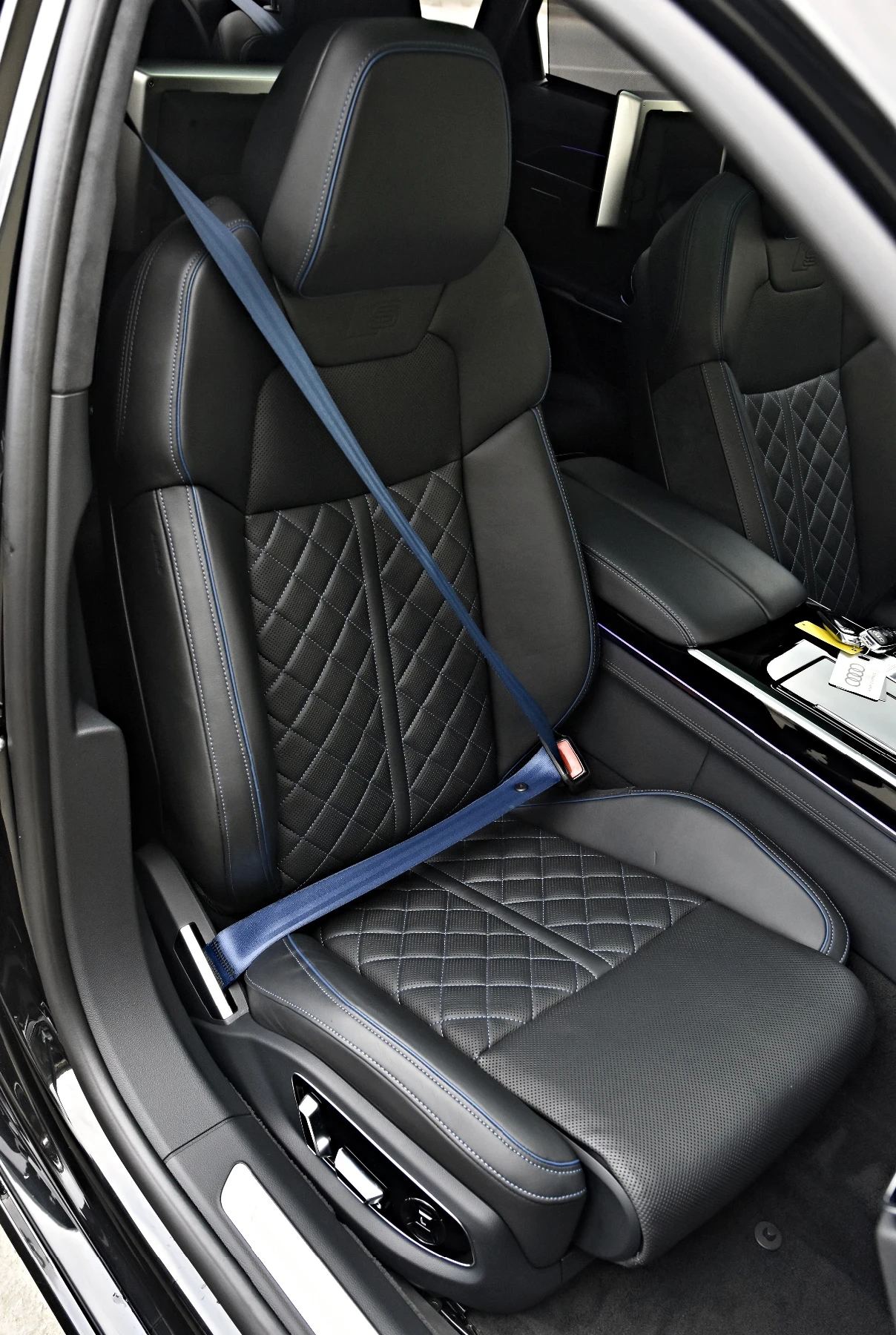 Audi A8 6.0TFSIe 3xSLINE 3xTV 360 B&O PANO S8-SITZE , снимка 13 - Автомобили и джипове - 53879914