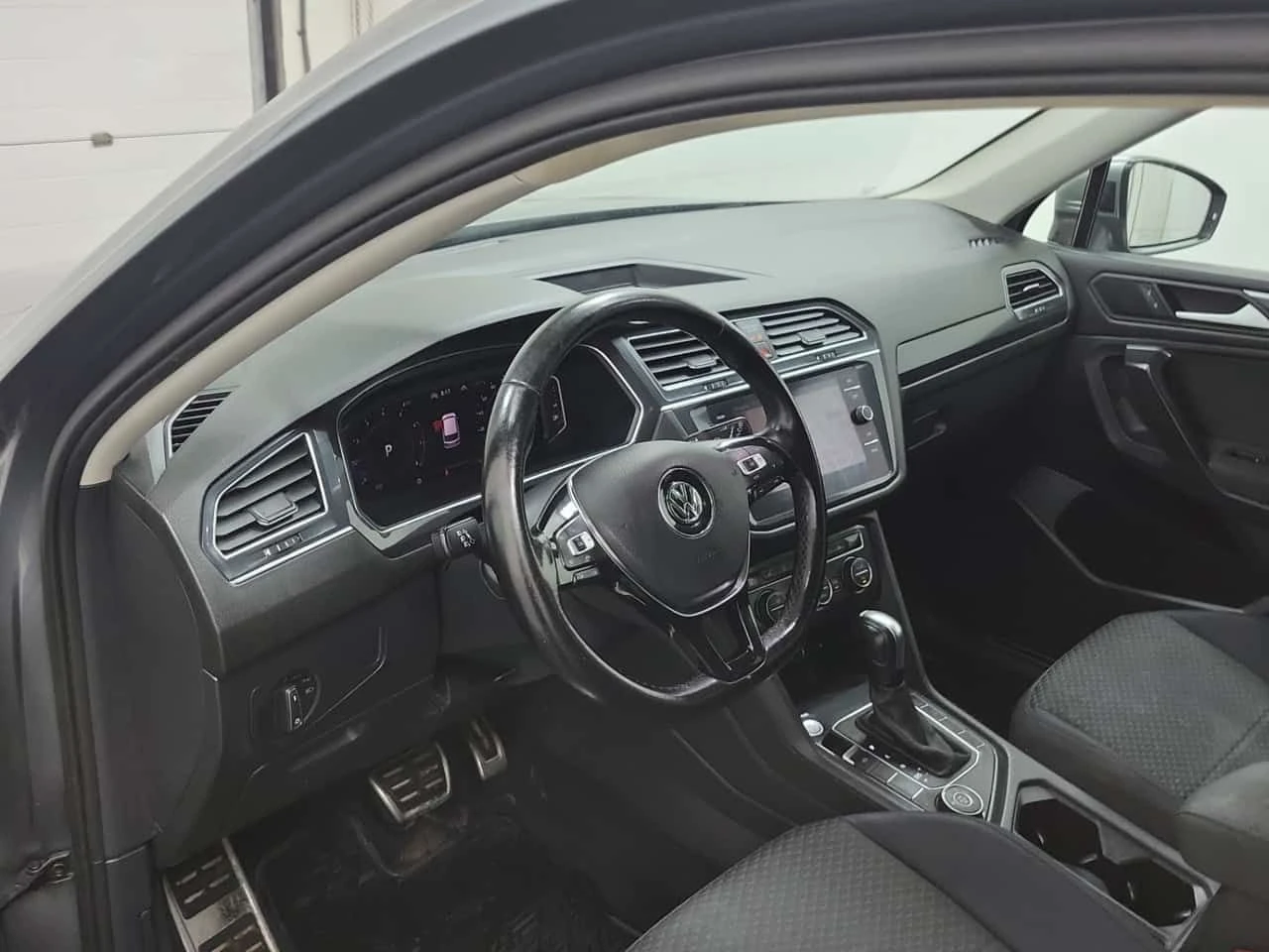 VW Tiguan * UNITED * CARFAX * 2 КЛЮЧА * ПАНОРАМА * , снимка 11 - Автомобили и джипове - 54410597
