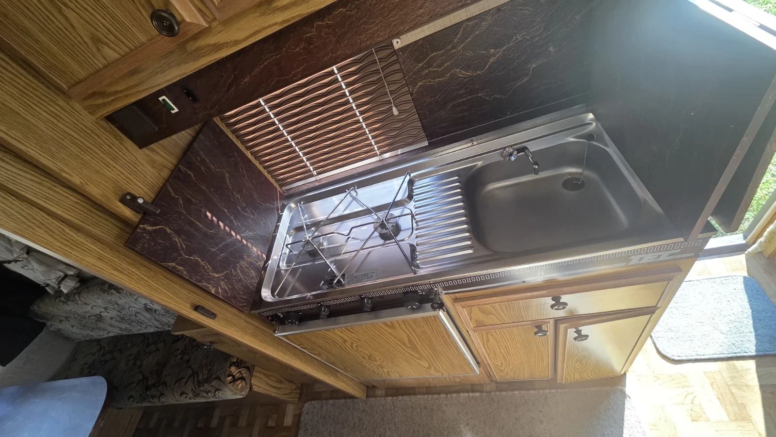 Каравана Други Thrun - Eicker T10, снимка 9 - Каравани и кемпери - 54349464