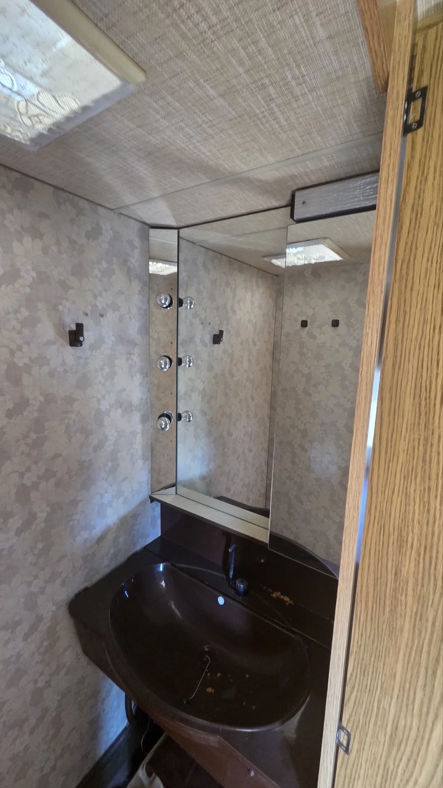 Каравана Други Thrun - Eicker T10, снимка 10 - Каравани и кемпери - 54349464