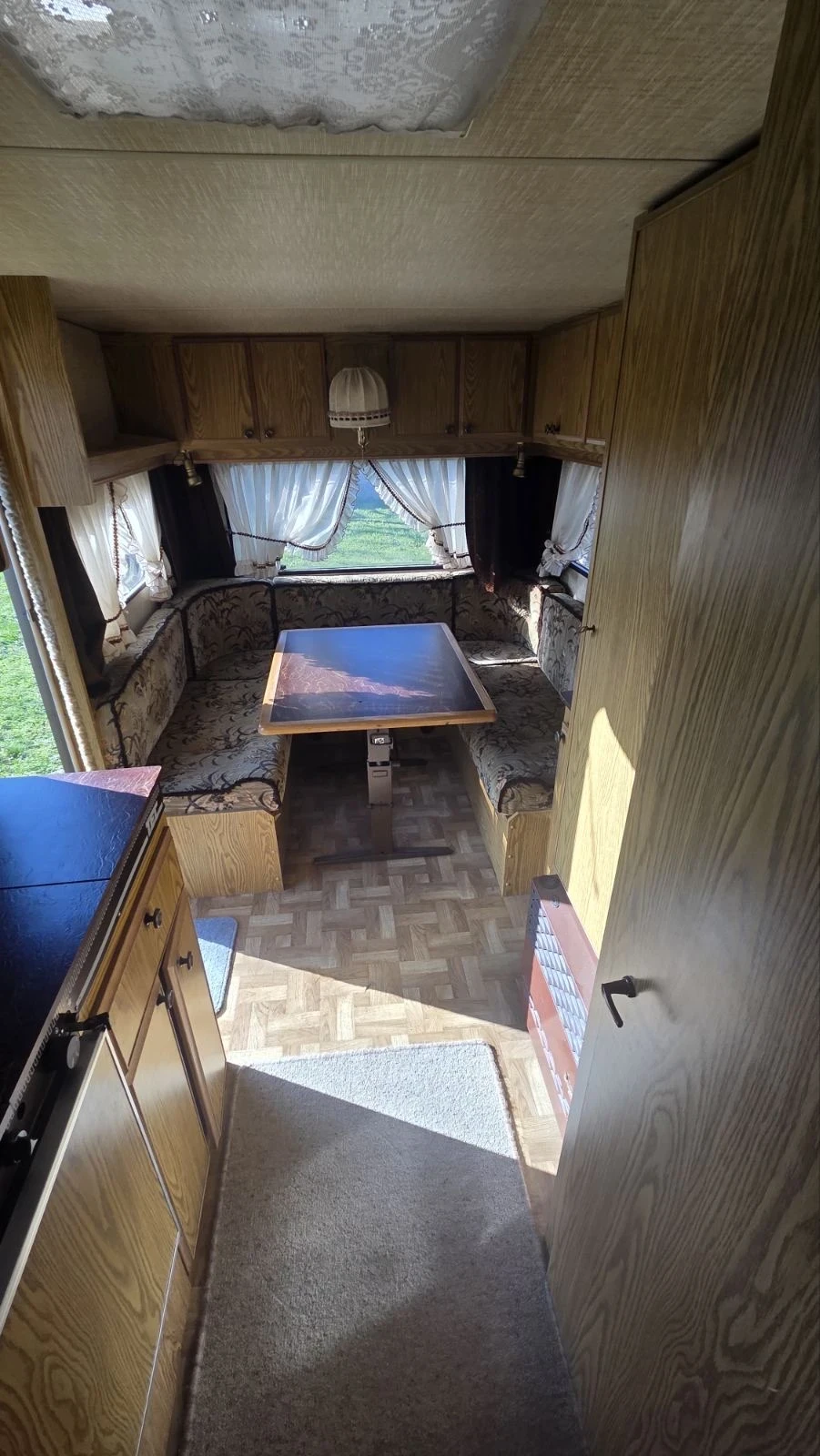 Каравана Други Thrun - Eicker T10, снимка 8 - Каравани и кемпери - 54349464