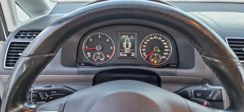 VW Touran 1.6 TDI  Автоматик EU-5, снимка 9 - Автомобили и джипове - 52455032