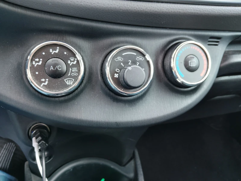 Toyota Yaris 1.0 Life, снимка 10 - Автомобили и джипове - 51516085