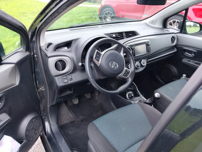 Toyota Yaris 1.0 Life, снимка 12 - Автомобили и джипове - 51516085