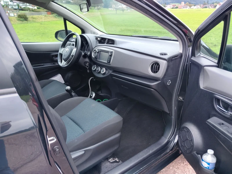 Toyota Yaris 1.0 Life, снимка 13 - Автомобили и джипове - 51516085
