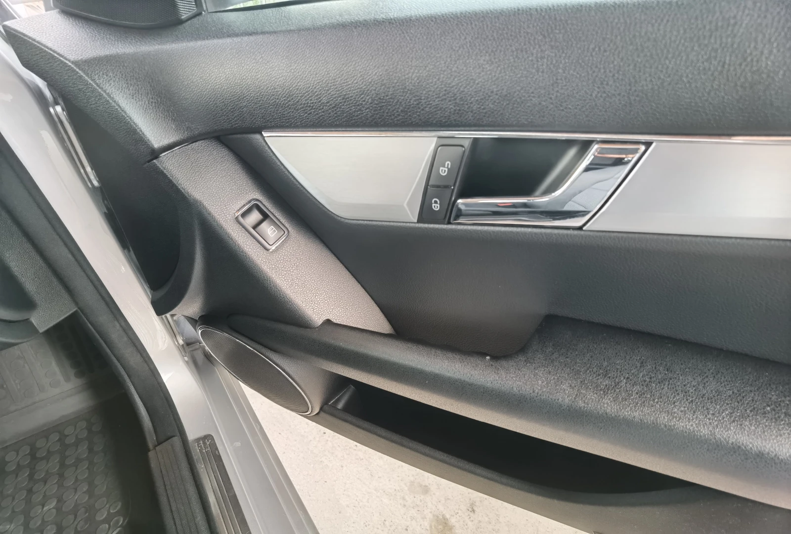 Mercedes-Benz C 220 Avantgarde, снимка 8 - Автомобили и джипове - 54292117