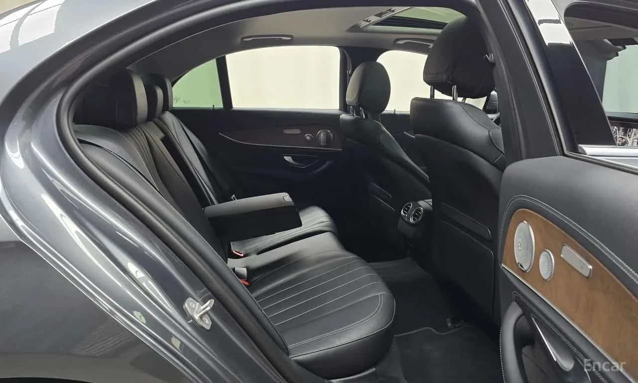 Mercedes-Benz E 300 4MATIC Exclusive * КРАЙНА ЦЕНА ДО БЪЛГАРИЯ, снимка 11 - Автомобили и джипове - 55773075