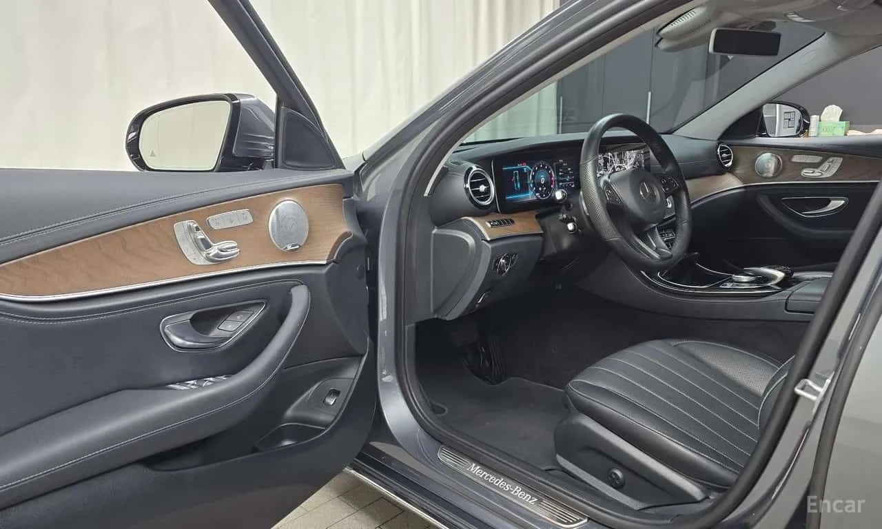 Mercedes-Benz E 300 4MATIC Exclusive * КРАЙНА ЦЕНА ДО БЪЛГАРИЯ, снимка 10 - Автомобили и джипове - 55773075