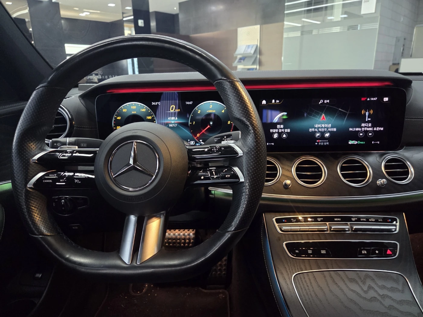Mercedes-Benz E 220 360* HUD* BLIND SPOT* ЕЛ. БАГАЖНИК* КРАЙНА ЦЕНА, снимка 14 - Автомобили и джипове - 55982731