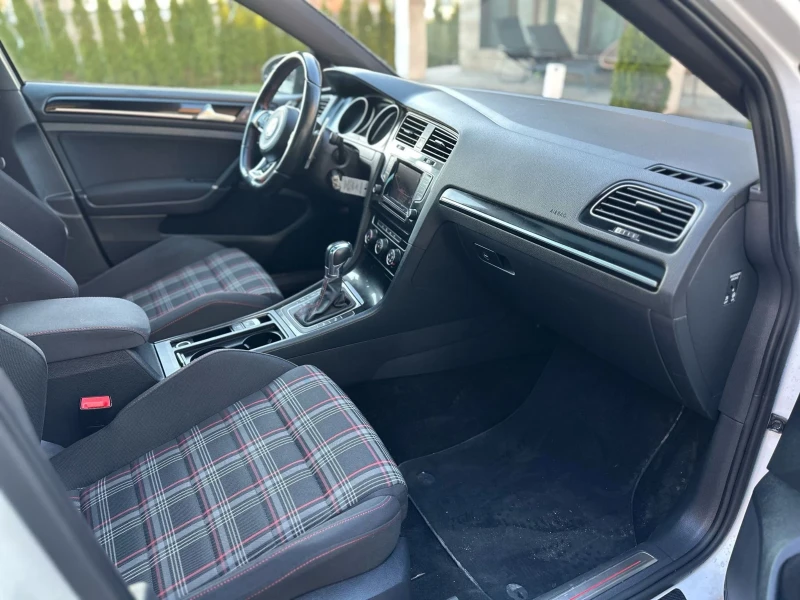 VW Golf 2.0GTI, снимка 8 - Автомобили и джипове - 49576094