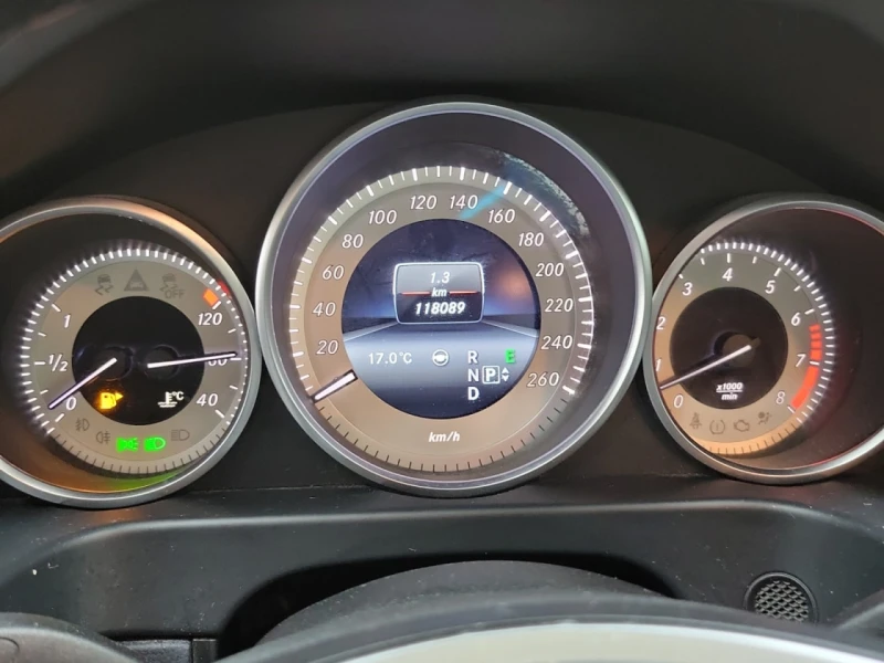 Mercedes-Benz E 400 * АВТО КРЕДИТ* ЦЕНА ДО БГ * СЕРВИЗНА ИСТОРИЯ * , снимка 11 - Автомобили и джипове - 52538078