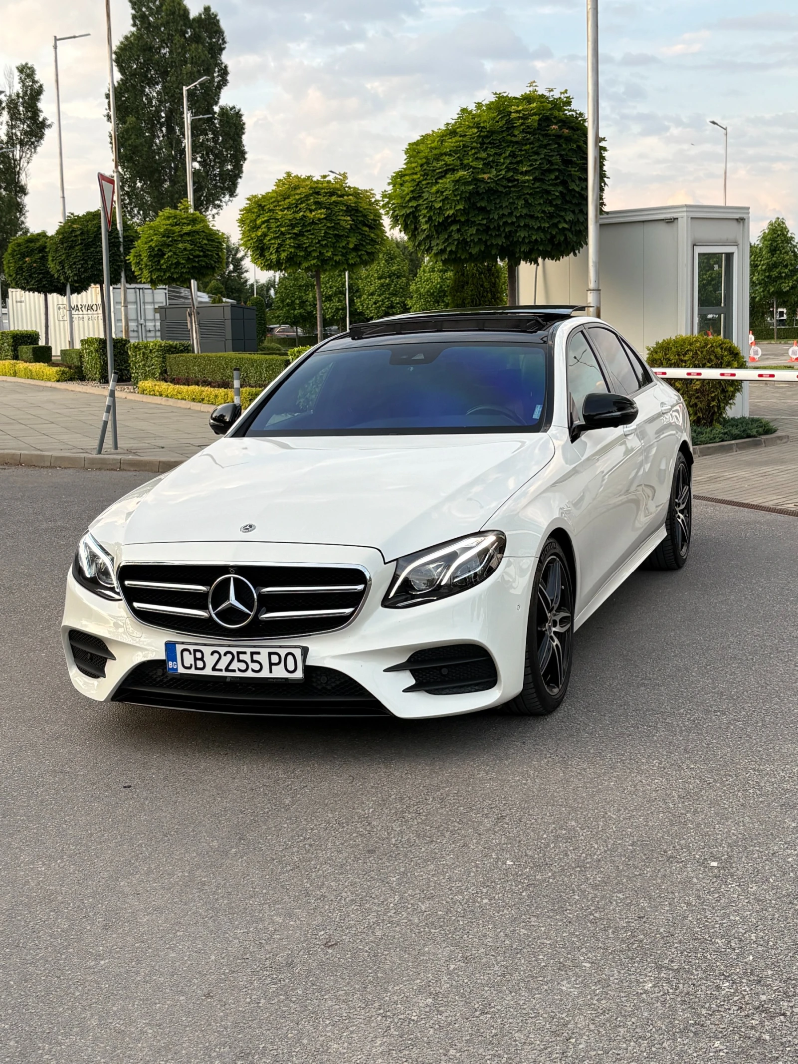 Mercedes-Benz E 220 AMG I NIGHT PACKET, снимка 2 - Автомобили и джипове - 55605384