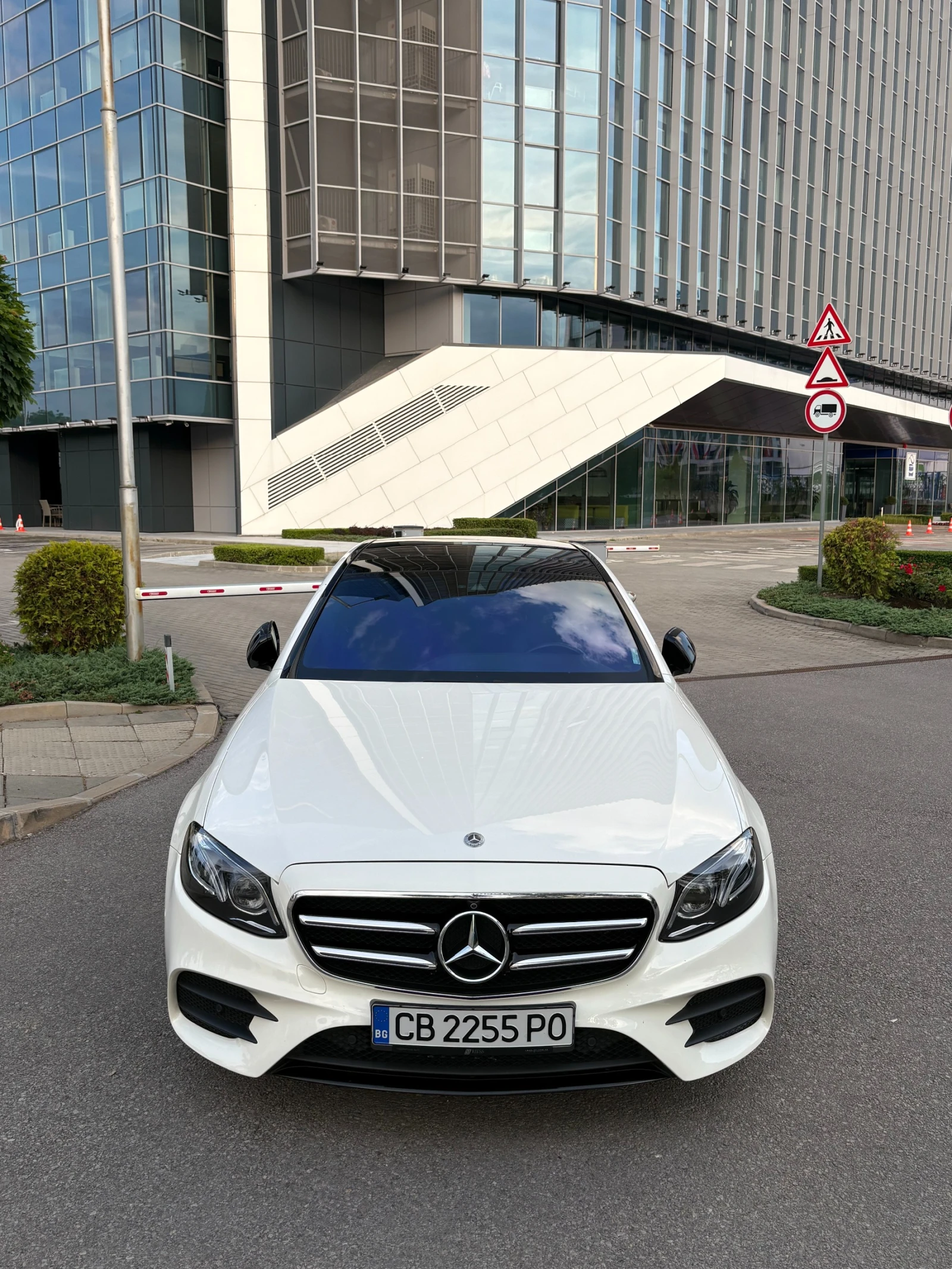 Mercedes-Benz E 220 AMG I NIGHT PACKET, снимка 3 - Автомобили и джипове - 55605384