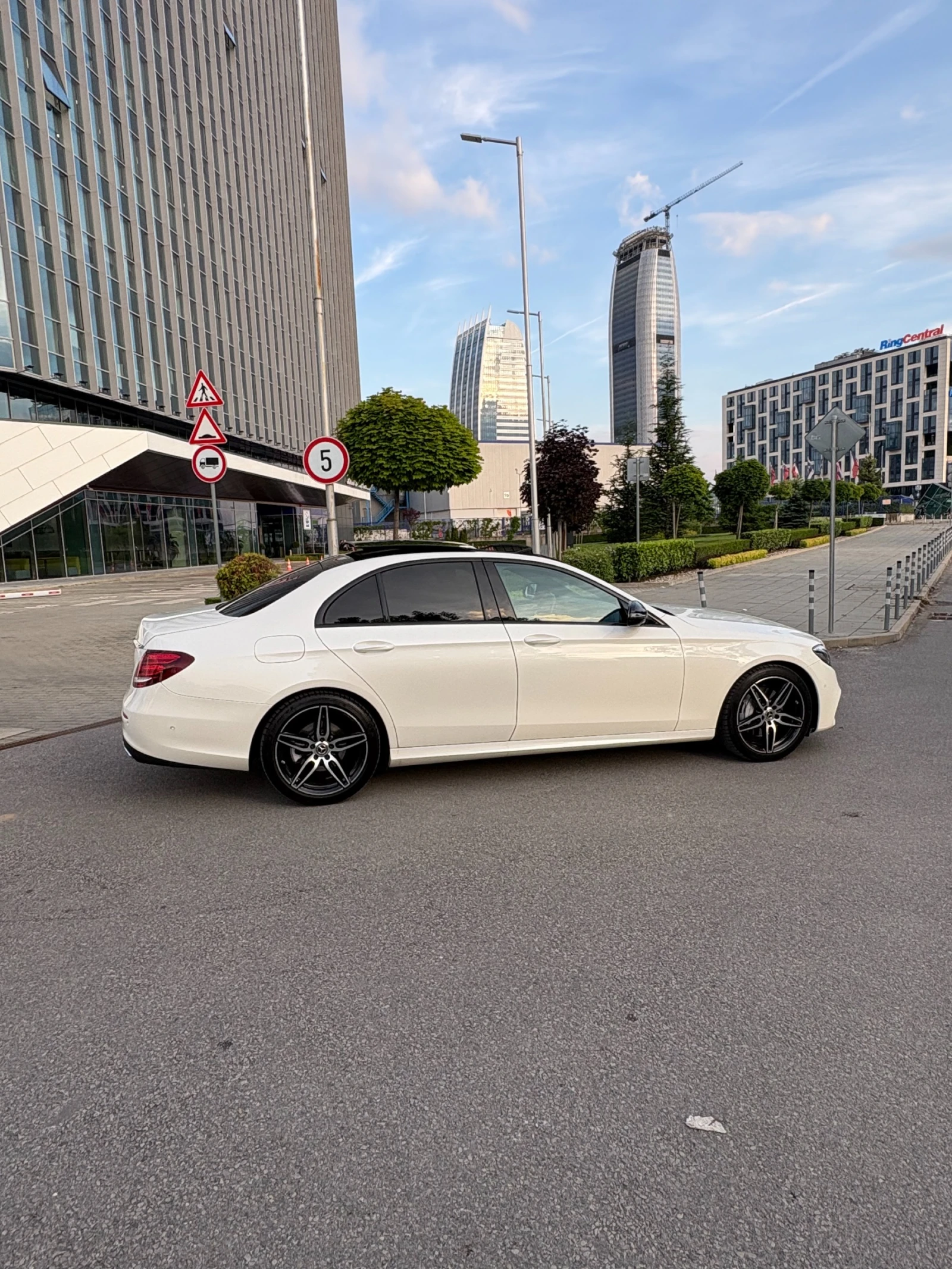 Mercedes-Benz E 220 AMG I NIGHT PACKET, снимка 5 - Автомобили и джипове - 55605384