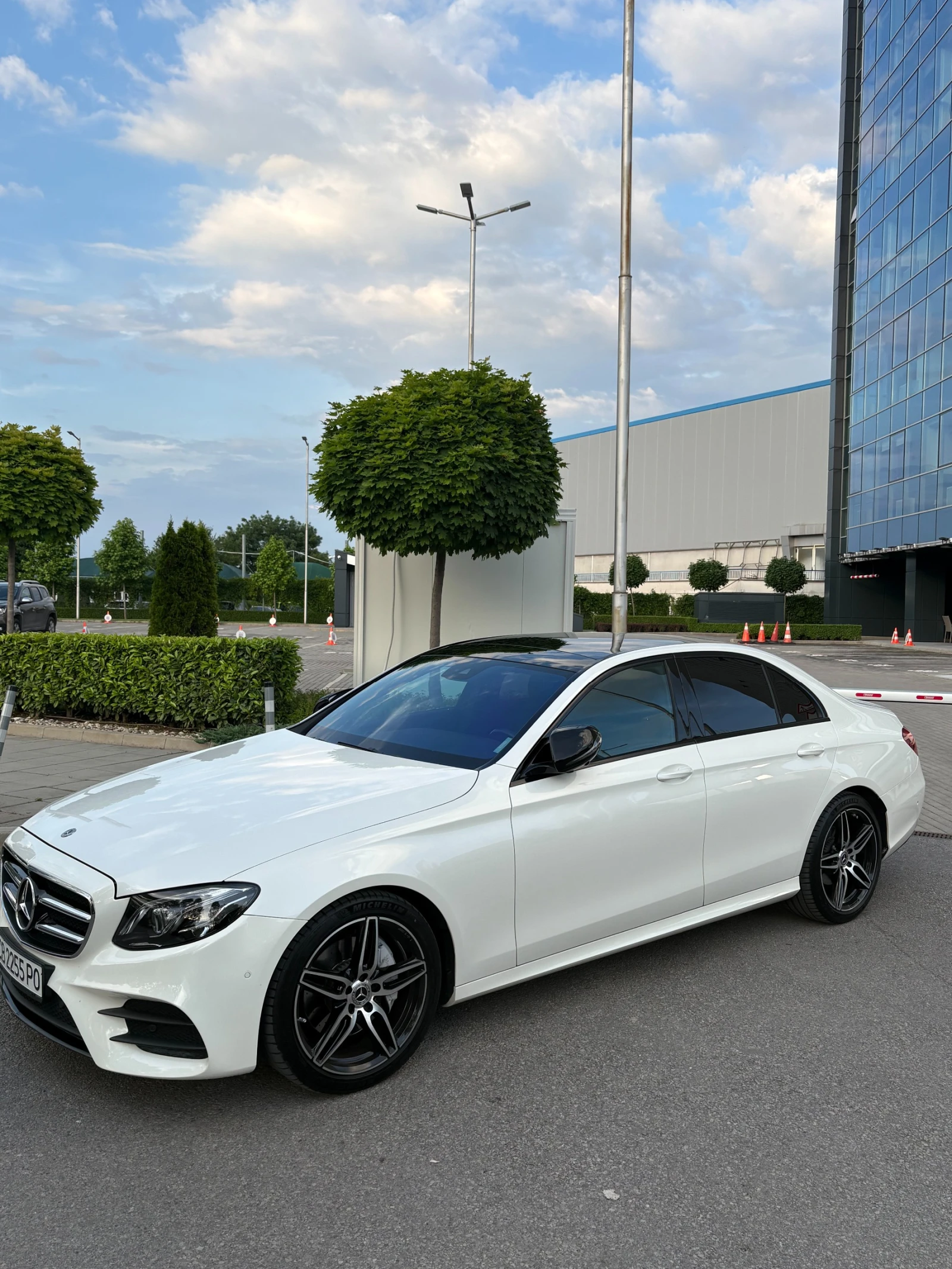 Mercedes-Benz E 220 AMG I NIGHT PACKET, снимка 4 - Автомобили и джипове - 55605384