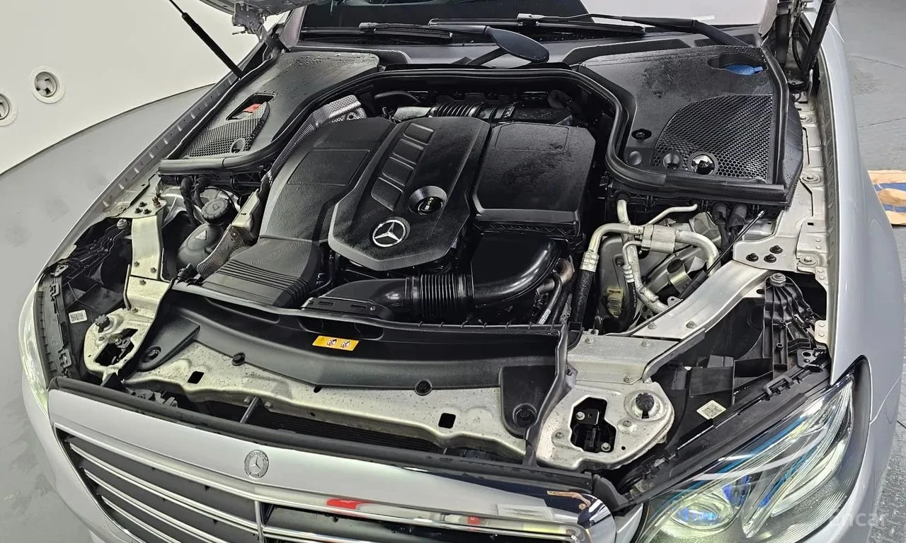 Mercedes-Benz E 220 * FULL DIGITAL * BURMESTER * ХЕД-ЪП * 360, снимка 6 - Автомобили и джипове - 56083603