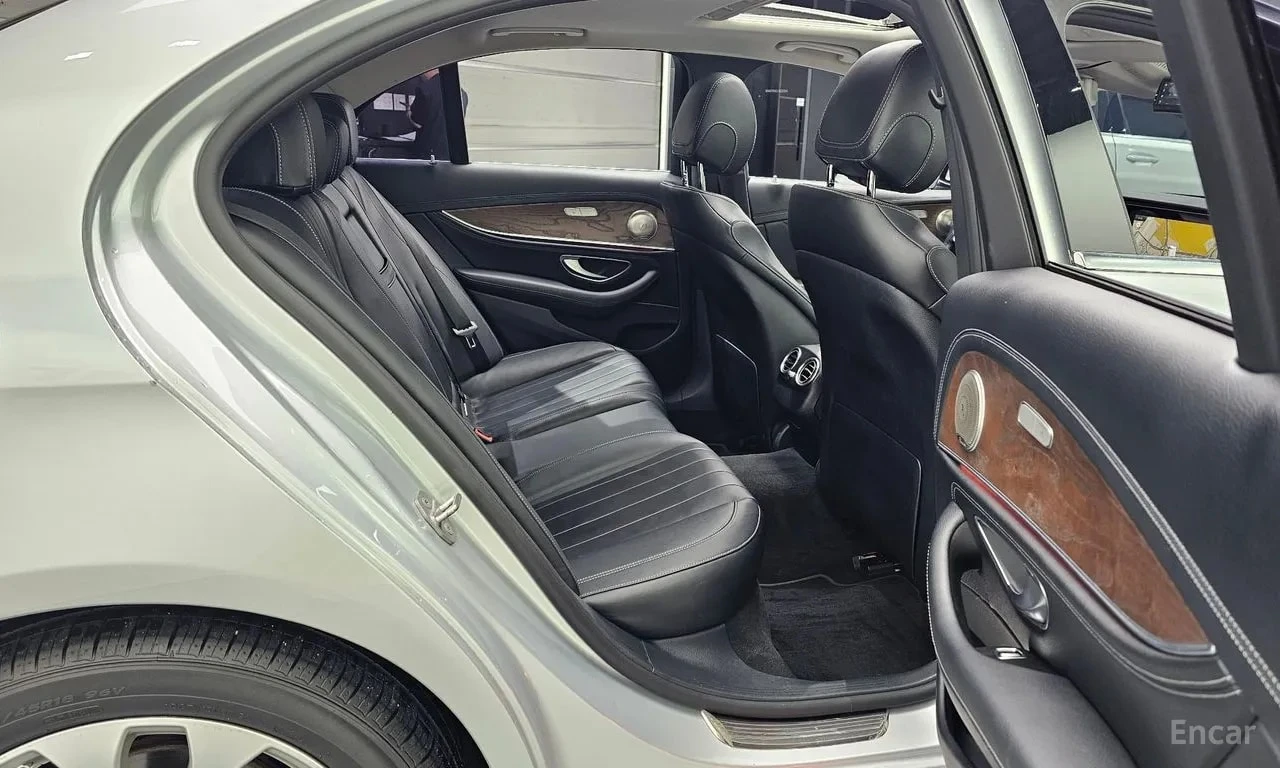 Mercedes-Benz E 220 * FULL DIGITAL * BURMESTER * ХЕД-ЪП * 360, снимка 12 - Автомобили и джипове - 56083603