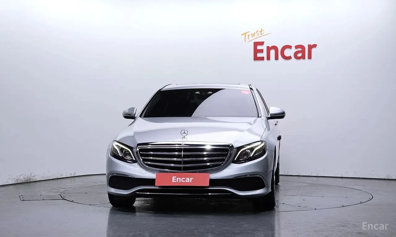 Mercedes-Benz E 220 * FULL DIGITAL * BURMESTER * ХЕД-ЪП * 360, снимка 3 - Автомобили и джипове - 56083603