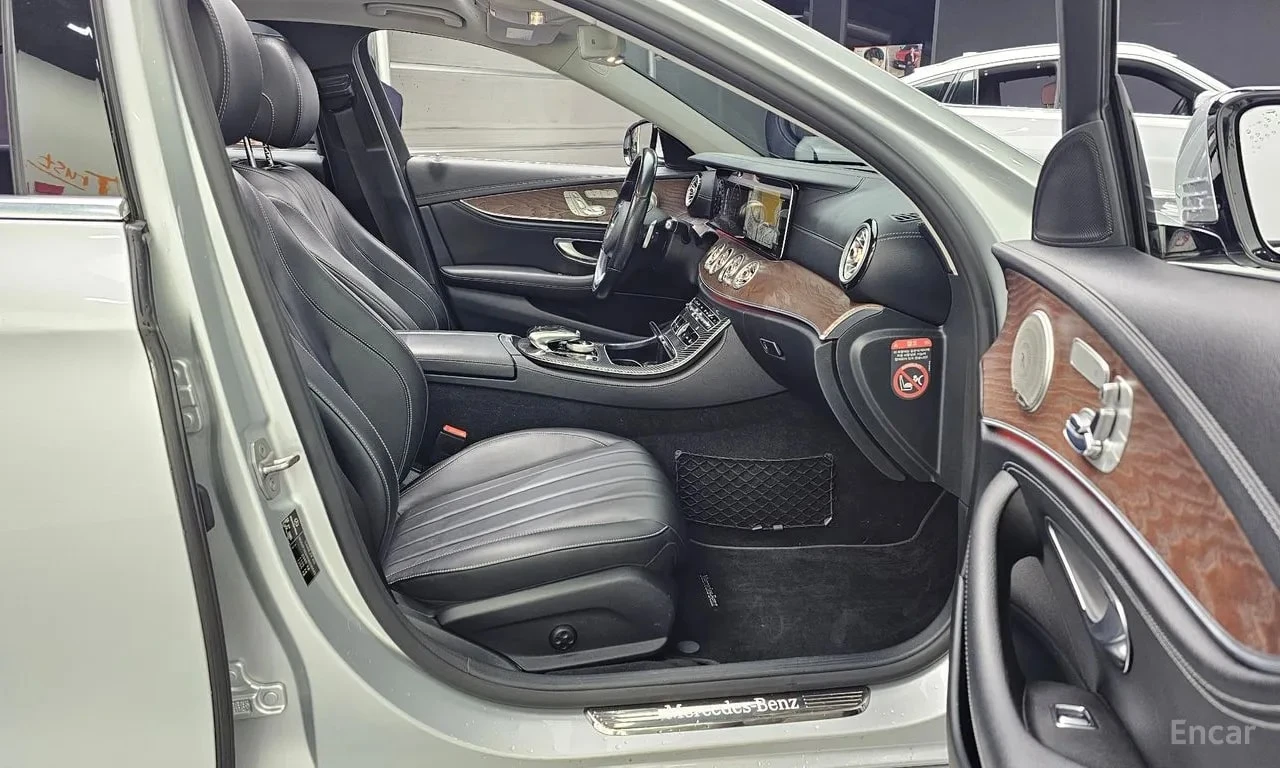 Mercedes-Benz E 220 * FULL DIGITAL * BURMESTER * ХЕД-ЪП * 360, снимка 11 - Автомобили и джипове - 56083603