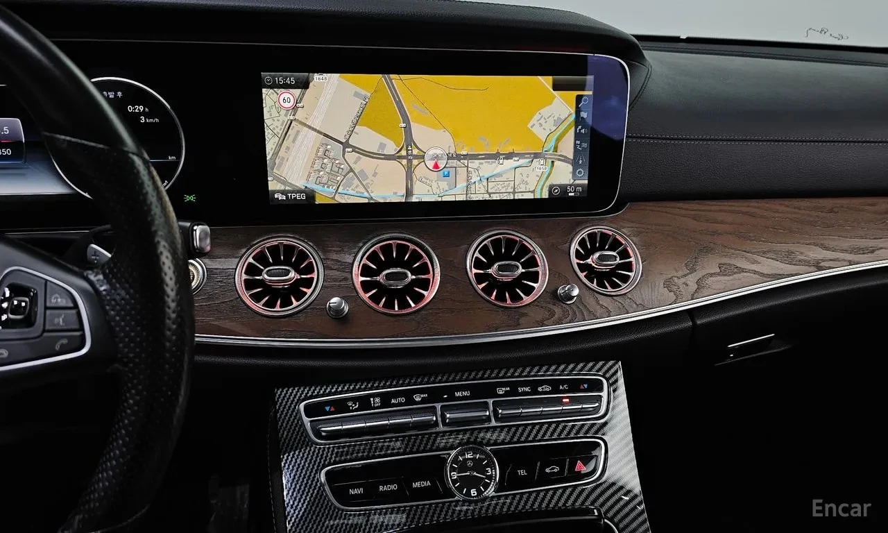 Mercedes-Benz E 220 * FULL DIGITAL * BURMESTER * ХЕД-ЪП * 360, снимка 14 - Автомобили и джипове - 56083603