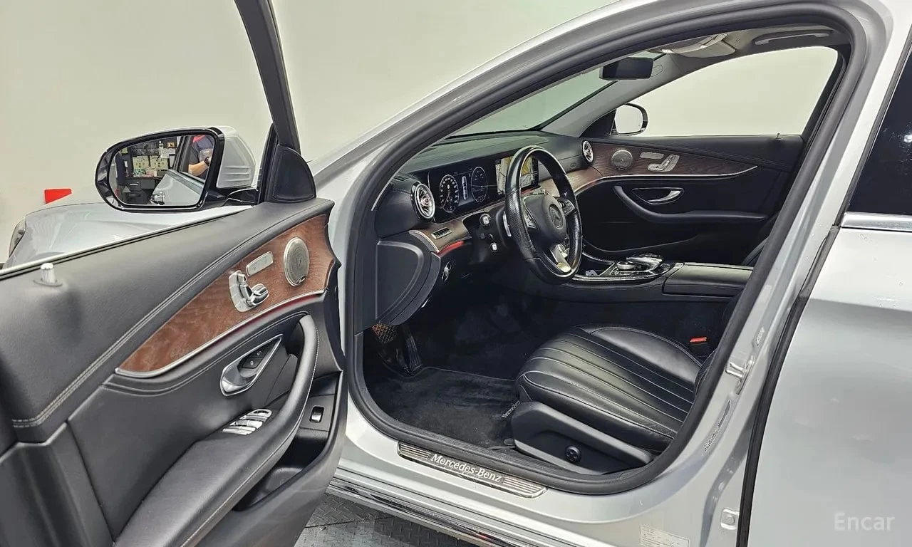 Mercedes-Benz E 220 * FULL DIGITAL * BURMESTER * ХЕД-ЪП * 360, снимка 10 - Автомобили и джипове - 56083603