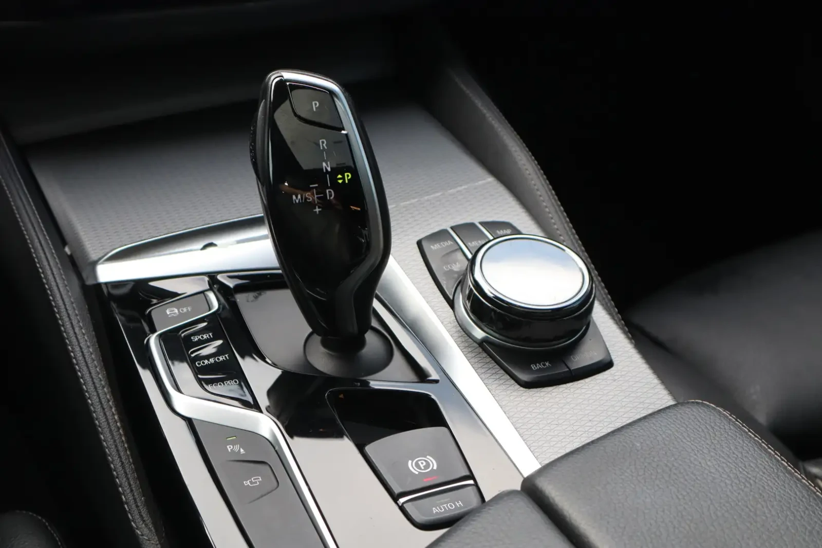 BMW 540 I M xDrive| 360| HEAD UP| PANO| МЪРТВА ТОЧКА, снимка 9 - Автомобили и джипове - 56222790