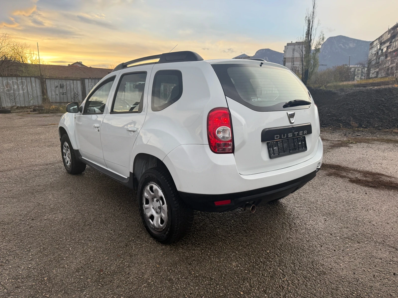 Dacia Duster 1.6i ГАЗ ИТАЛИЯ, снимка 3 - Автомобили и джипове - 54349324