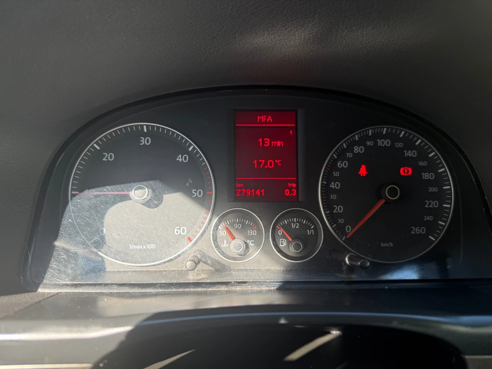 VW Touran 2.0 TDI, снимка 13 - Автомобили и джипове - 54554679