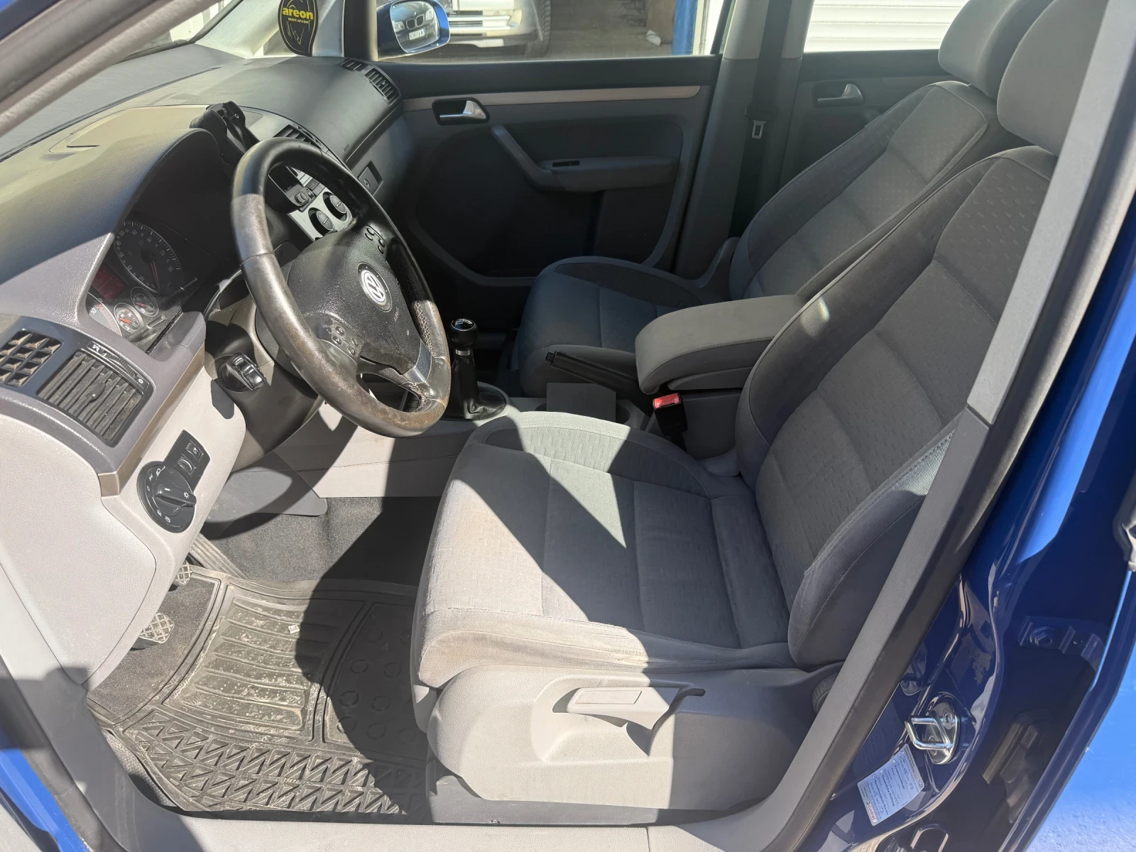 VW Touran 2.0 TDI, снимка 10 - Автомобили и джипове - 54554679